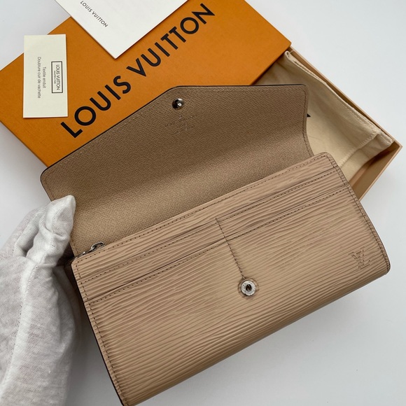 Louis Vuitton - Picture 4 of 13
